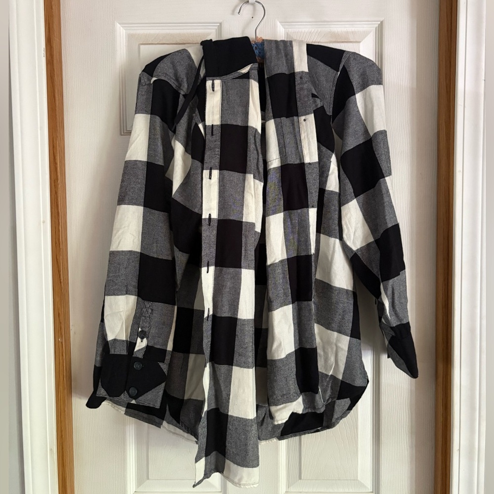 Size 3 Never worn Torrid Black and White flannel Shackett  Button Down Shirt